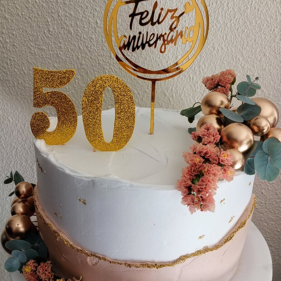 Pastel real de aniversario número 50 con flores y dorado