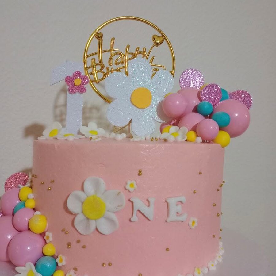 Pastel real de primer año rosado con margarita y globos