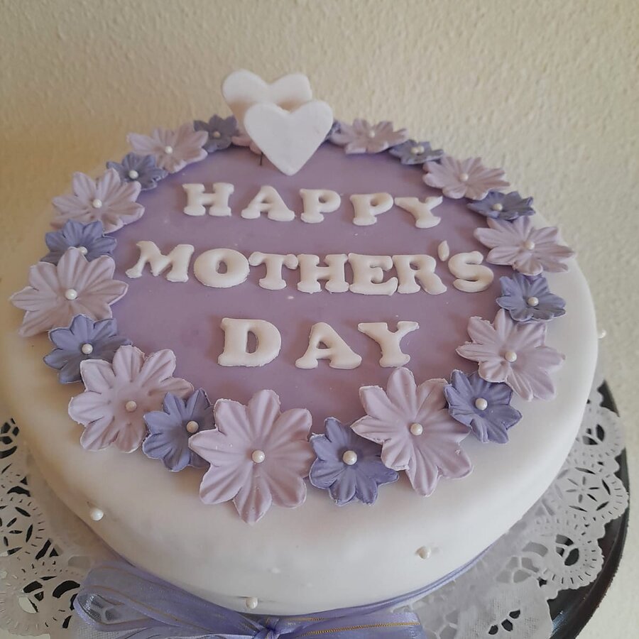 Pastel real lila con mensaje personalizado para mamá